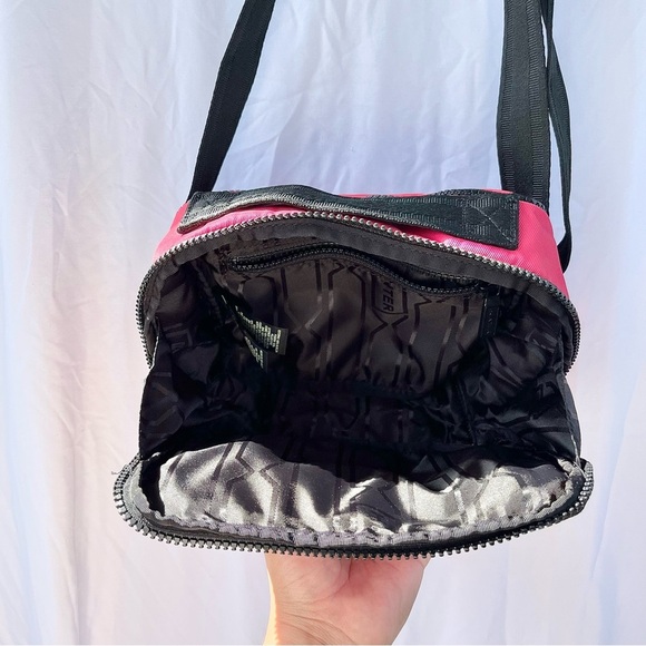 HUNTER | RED NYLON CONVERTIBLE CROSSBODY WAIST PACK SLING FANNY PACK - Picture 3 of 6